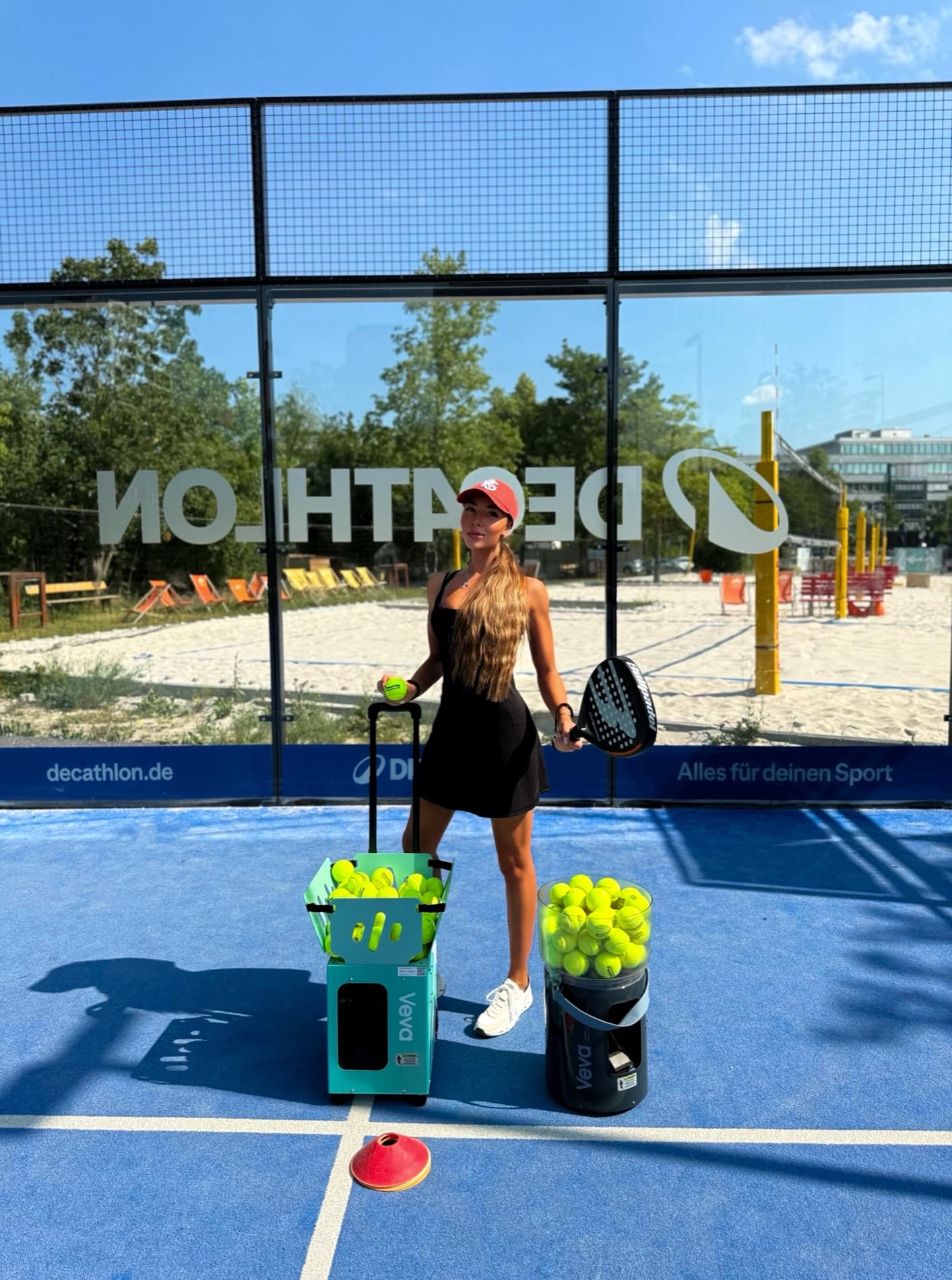 Ines Kruse with a PeachMe ball machine on a padel court