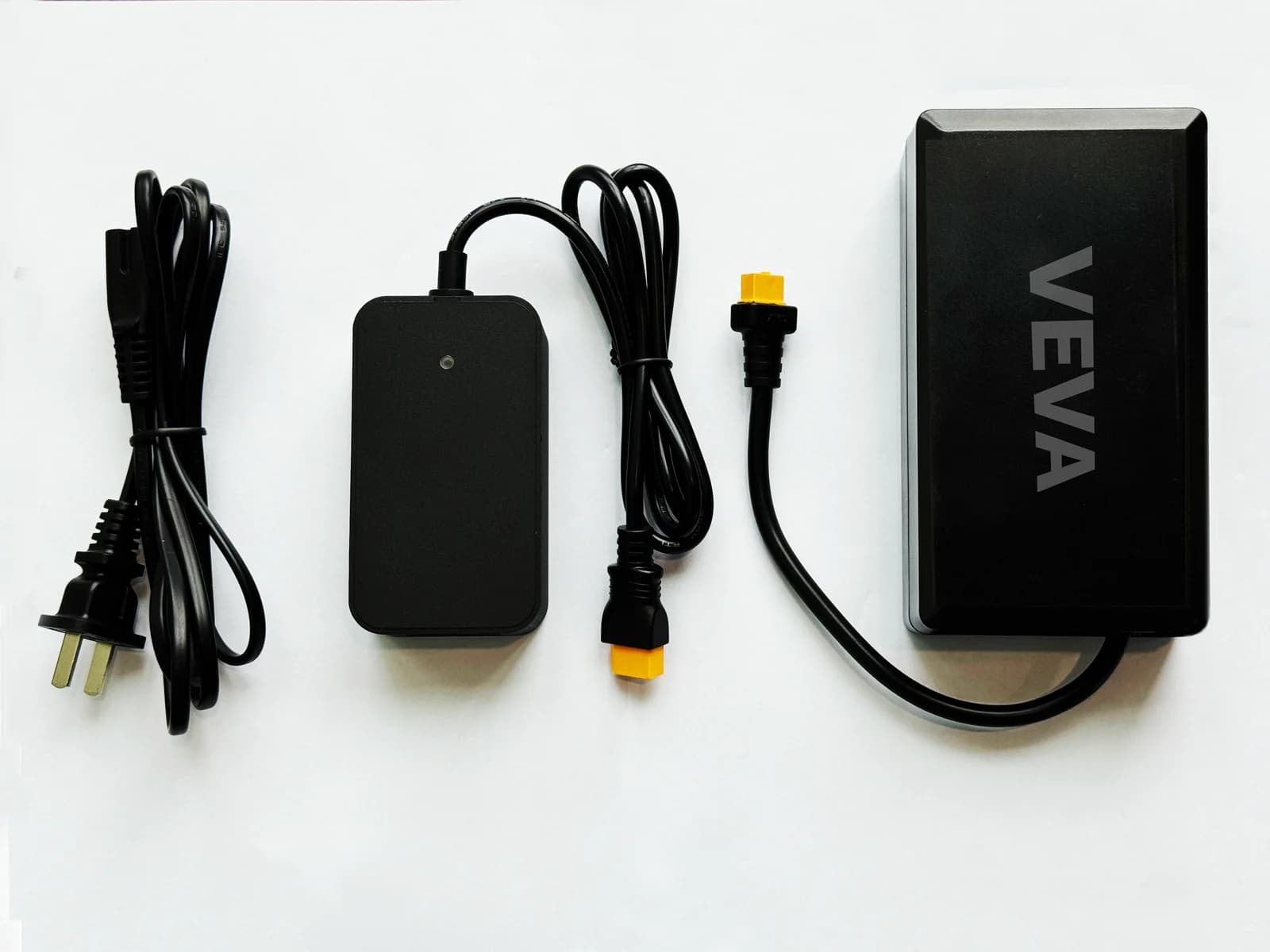 Battery charger and power cable supplied with the machine