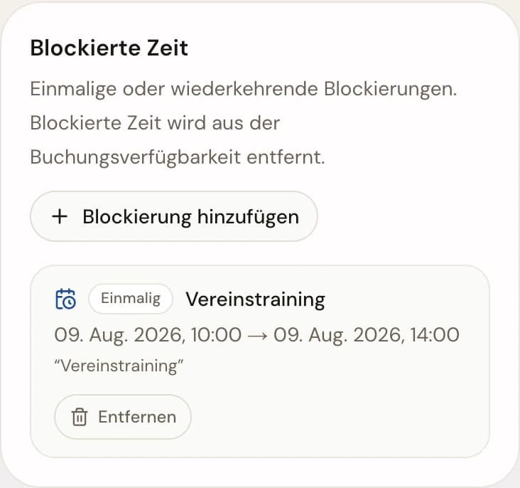 Abschnitt Sperrzeiten im Maschinenzeitplan mit einer eingetragenen Sperre samt Grund und Zeitfenster neben der Schaltfläche zum Hinzufügen einer Sperre.