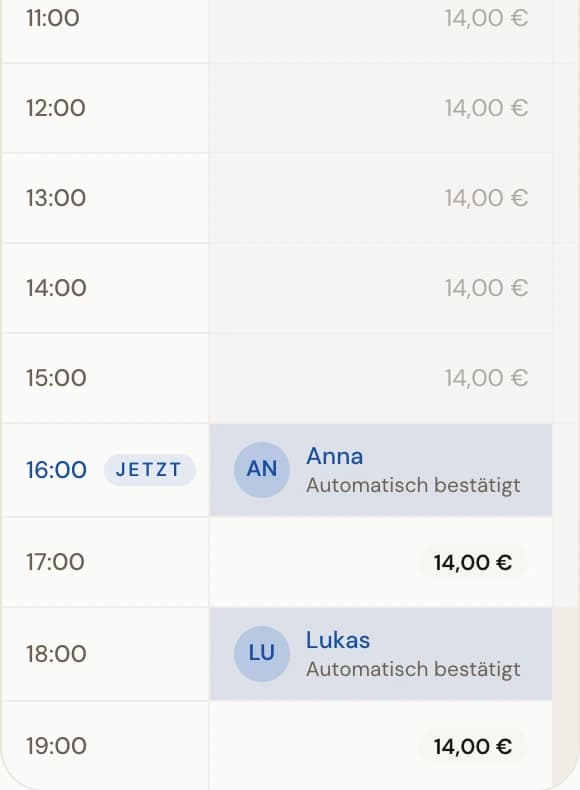 Tagesmatrix einer Maschine mit freien Slots samt Preis neben gebuchten Slots, die den Namen der Spieler:in und einen Buchungsstatus zeigen.