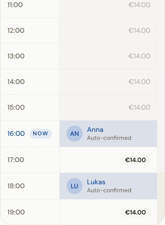 Daily session matrix for one machine showing free slots with their price next to booked slots that carry the renter's name and a booking status label.